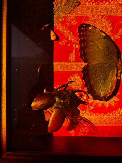 Emerald Relic - Schmetterling mit Käfern